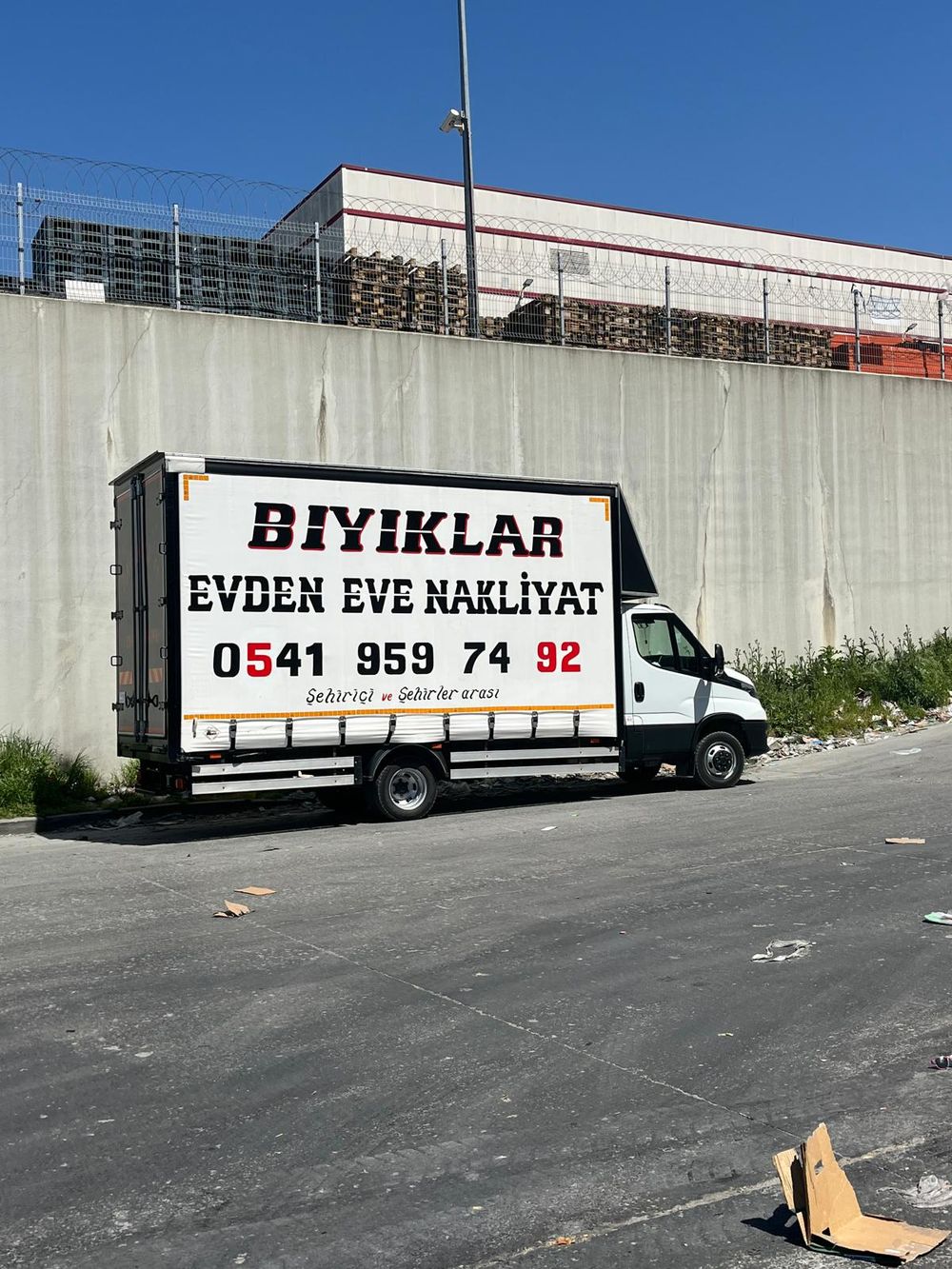 Bıyıklar Evden Eve Nakliyat kapalı kasa kamyonu